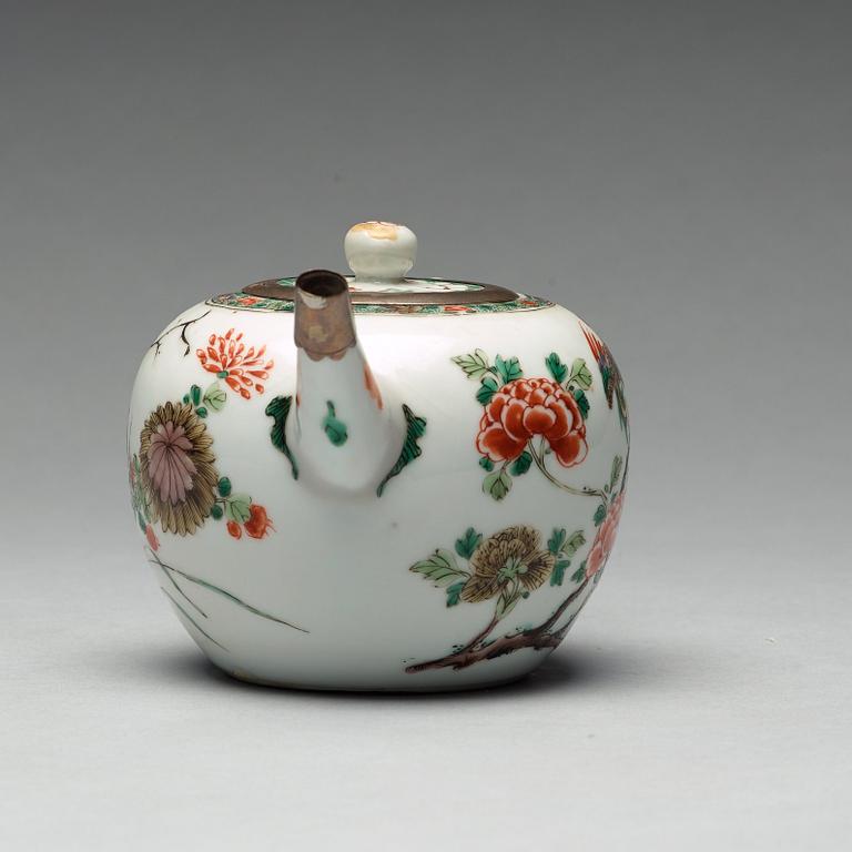 TEKANNA med LOCK, porslin. Qingdynastin, Kangxi (1662-1722).