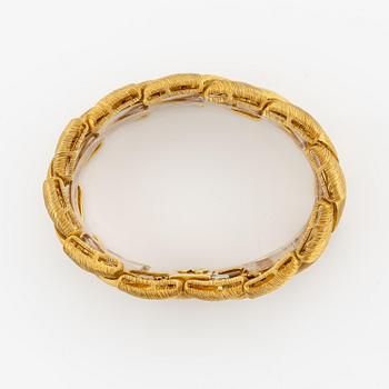 An 18K gold bracelet by Henry Dunay.