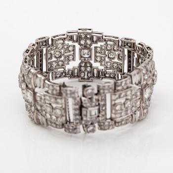 An art deco style platinum bracelet with diamonds ca. 17.85 ct in total.