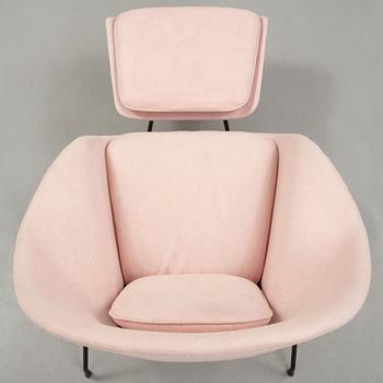 Eero Saarinen, fåtölj "Womb Chair" med fotpall, Knoll International, USA.