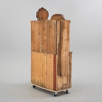 An 18th century cabinet with a clock.