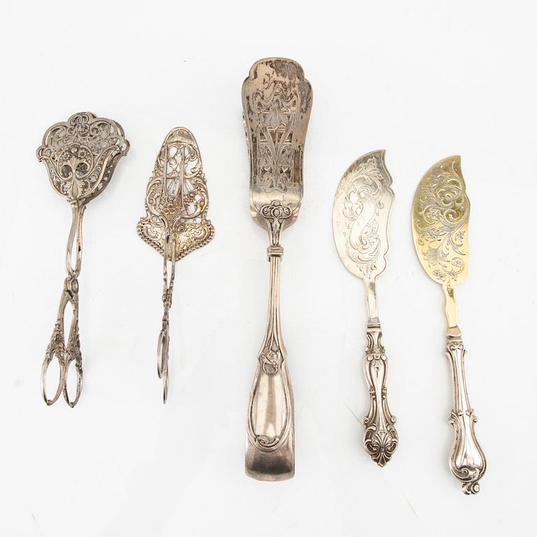 En samling serveringsbestick  21 dlr silver 18/1900-tal olika tillverkare.