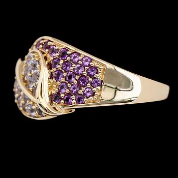 Ring, 10K guld, ametister och tanzaniter. Total vikt ca 5 g.