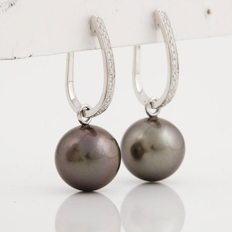 ÖRHÄNGEN, med odlade Tahitipärlor samt briljantslipade diamanter.