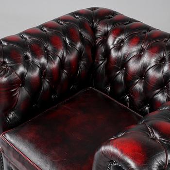 FÅTÖLJER, ett par, Chesterfield-modell, 1900-talets andra hälft.