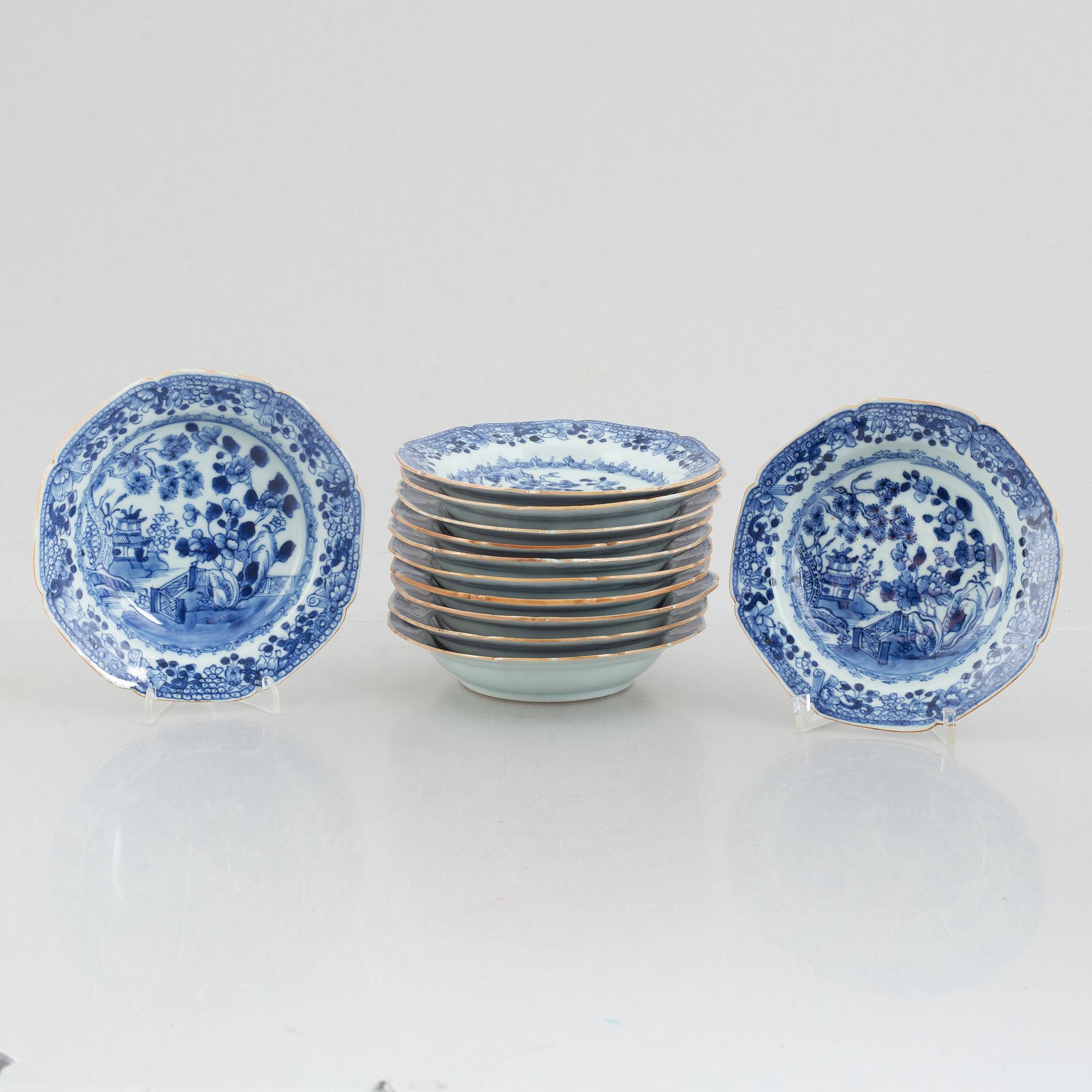 A matching set of twelve blue and white small plates, China, Qianlong (1736-95).