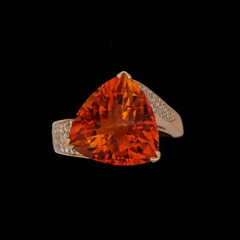 RING, fasettslipad citrin, 12 ct, med briljantslipade diamanter, tot. 0.40 ct.