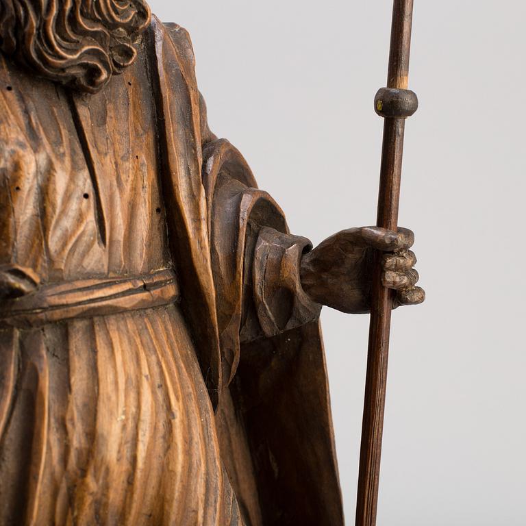 A 17TH CENTURY CARVED WOOD SCULPTURE OF A SAINT.