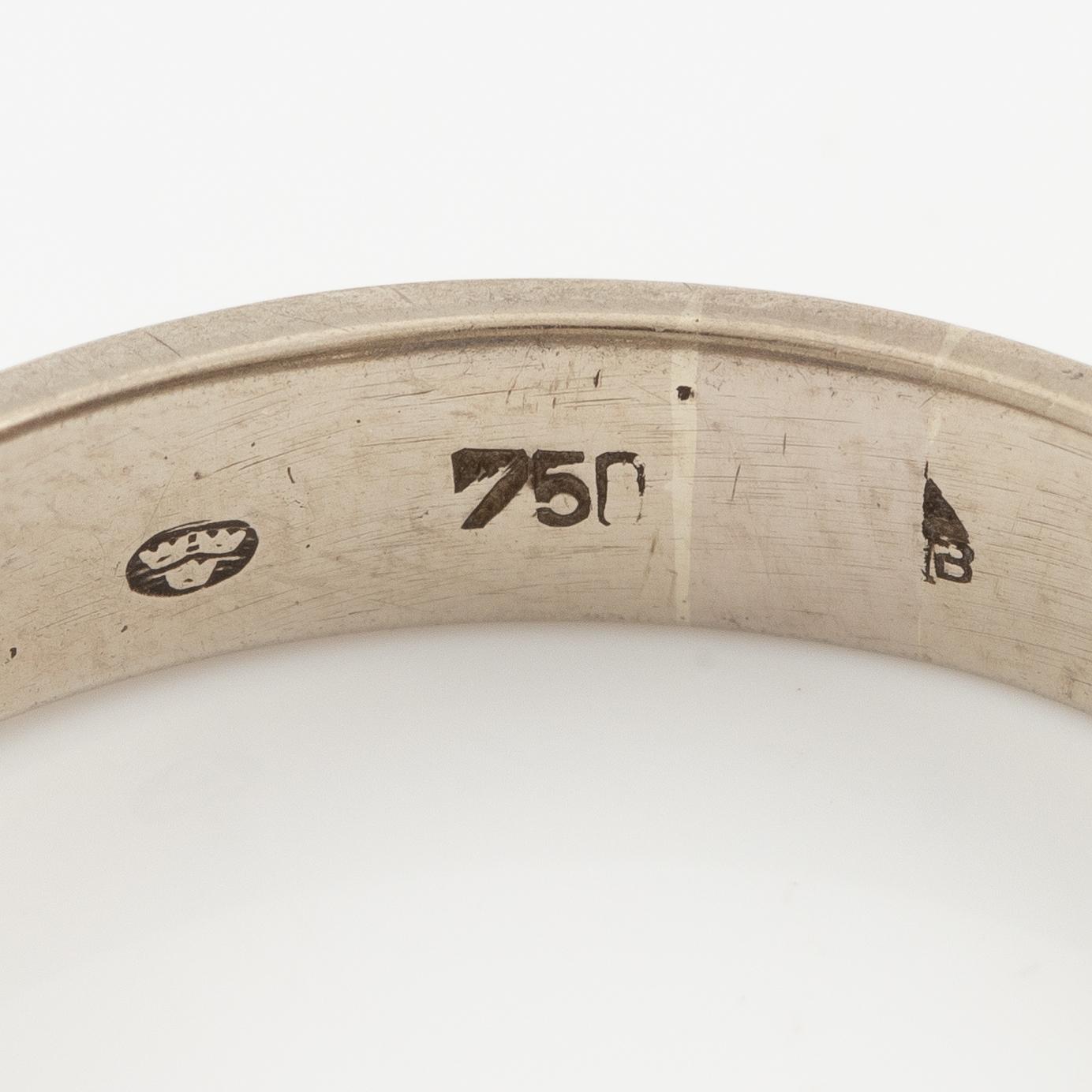 Ring 18K vitguld med safirer och briljantslipade diamanter.