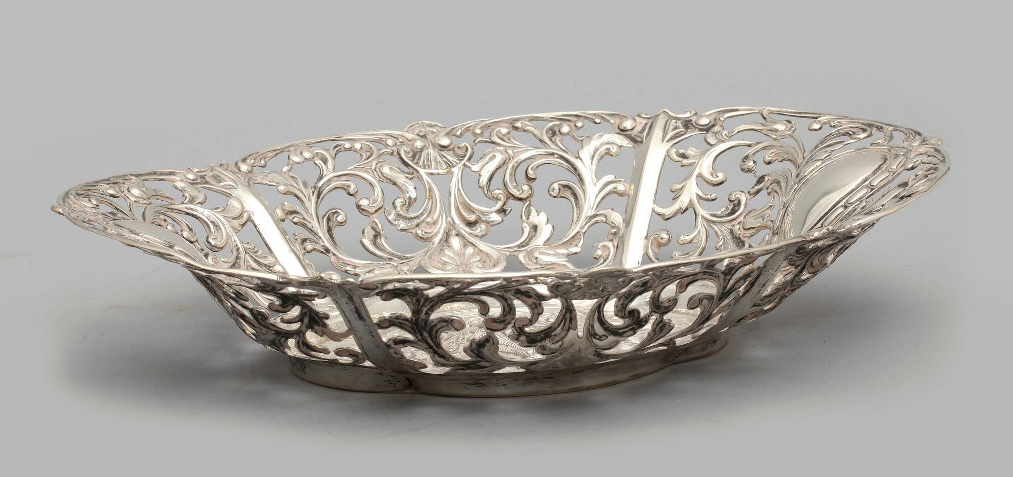 NÅLFAT, silver. 1900-tal. Vikt ca 335 g.