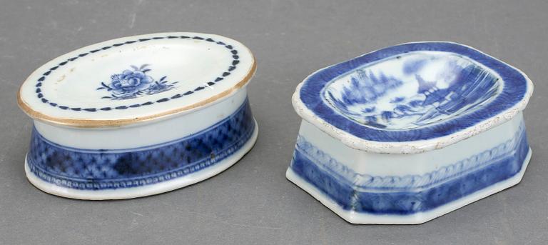 SALTKAR, ett par, porslin, Kina, Qingdynastin, Jiaqing (1795-1820).