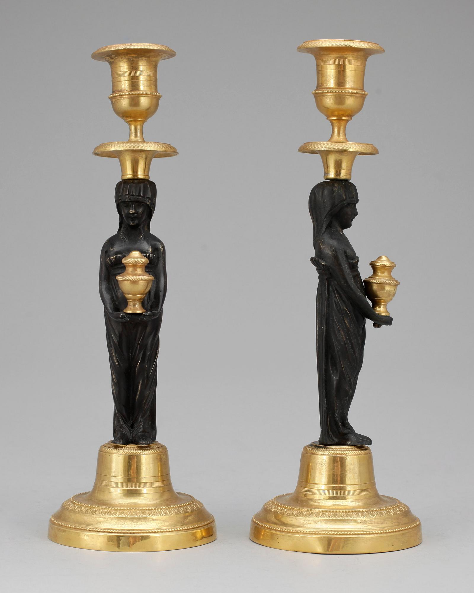 LJUSSTAKAR, ett par, brons, omkring 1900.