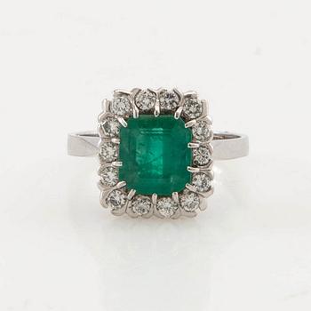Ring, 18K white gold with emerald and brilliant-cut diamonds.