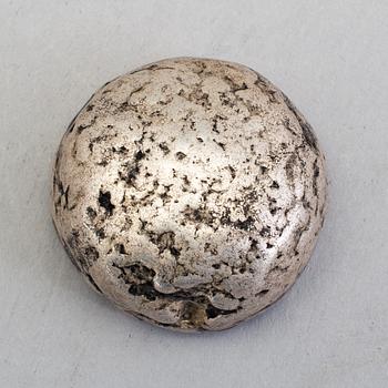 A Chinese early 20th century silver sycee ingot. Weight 77 g.