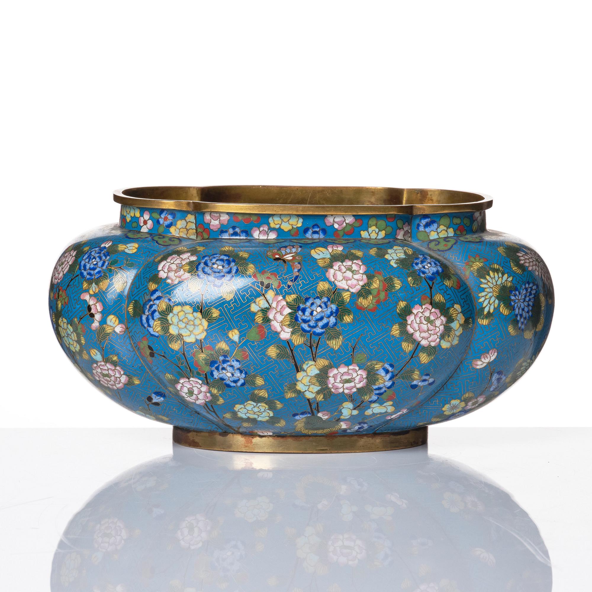 A lobed cloisonné flower pot, Qing dynasty, 19th century.