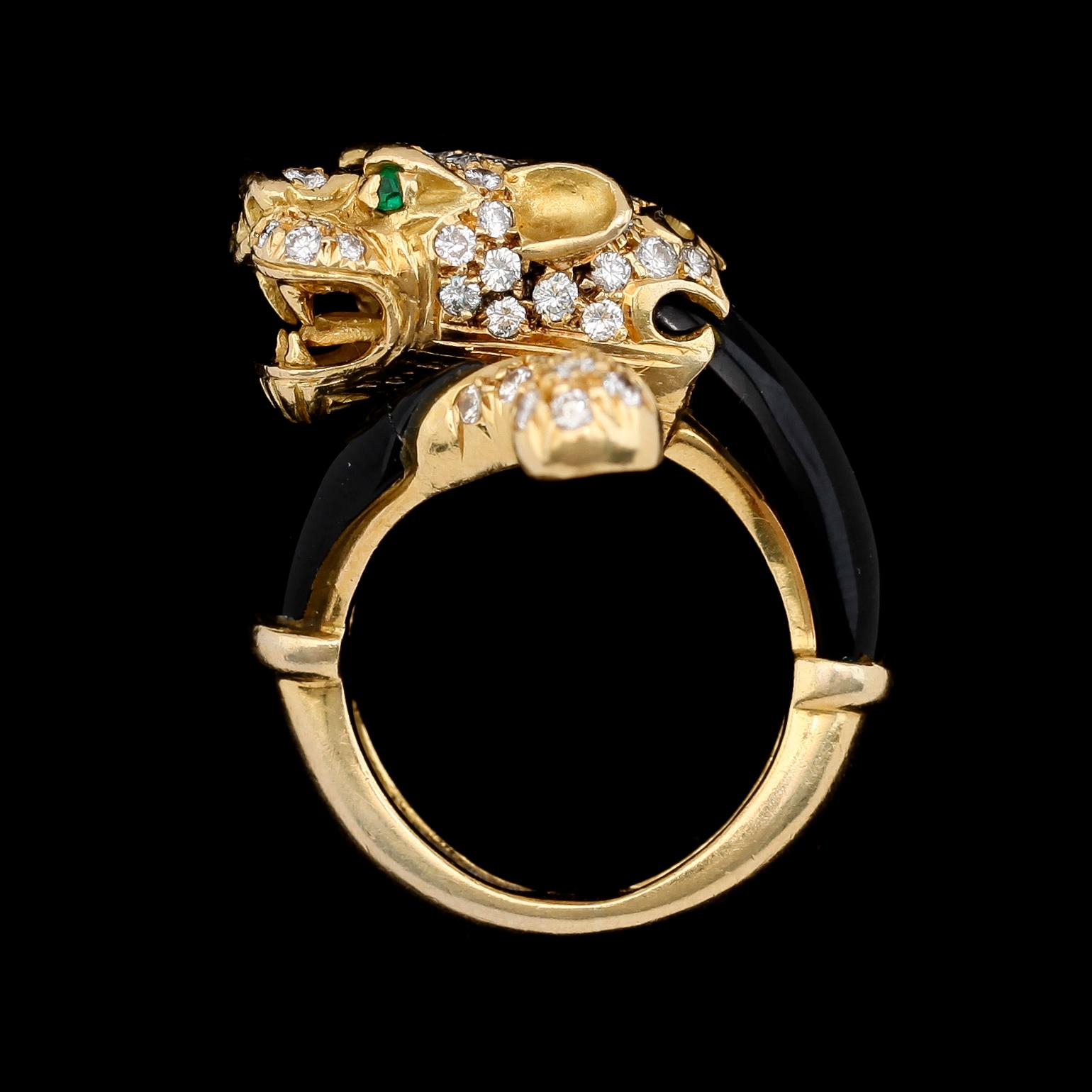 RING, 18K guld, diamanter och smaragd, svart emalj. Total vikt ca 12 g.