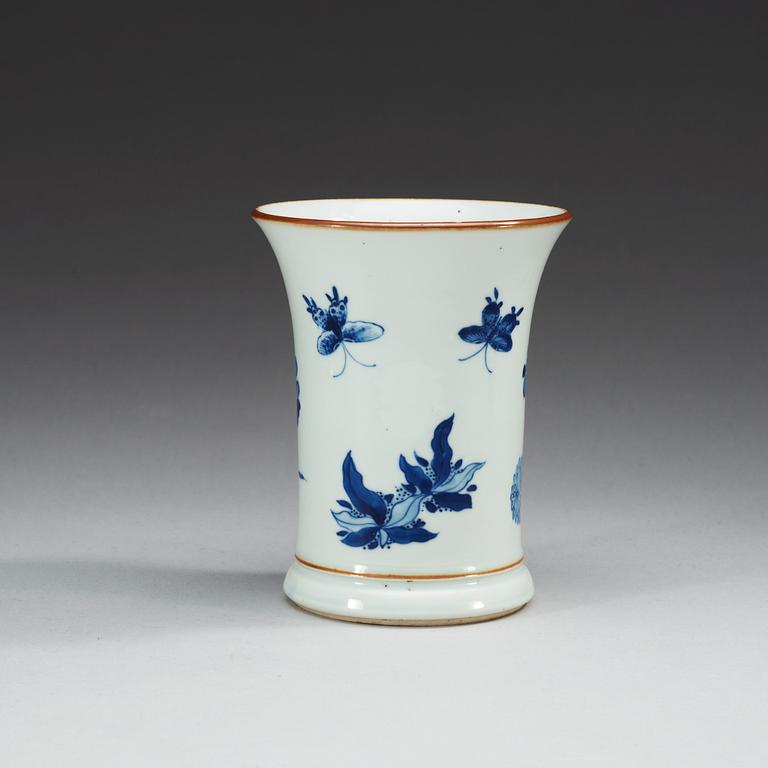 A blue and white brush pot, Qing dynasty, Kangxi (1662-1722).