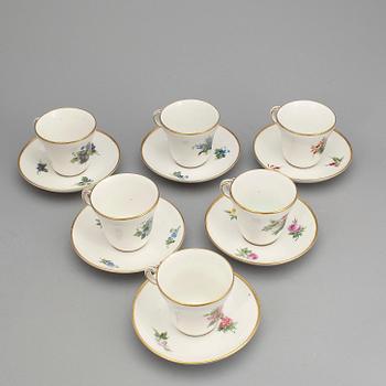 KAFFEKOPPAR MED FAT, 6 delar, porslin, Royal Copenhagen, 1800-tal.