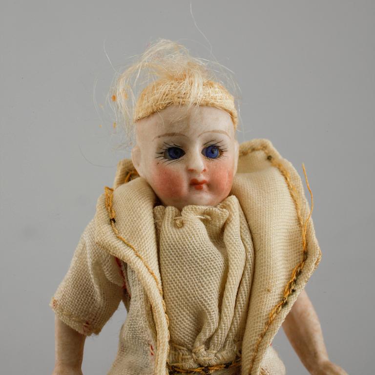 Eight small dolls from the early 20th century.