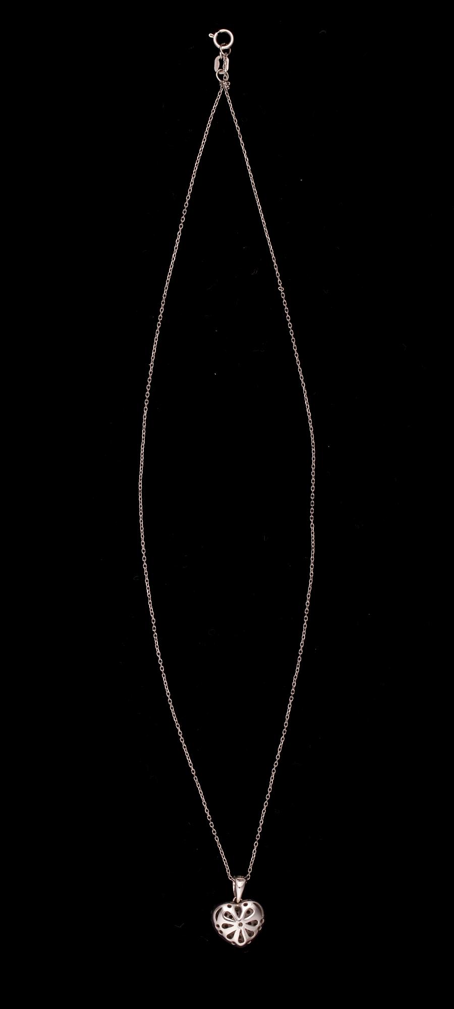 HÄNGSMYCKE, 18K vitguld, diamanter tot. 0,26 ct. Vikt 3,5 g. Intyg.