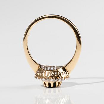 RING, 18K guld, safir, 14 briljantslipade diamanter ca 0,50 ct. Vikt 5,7 g.