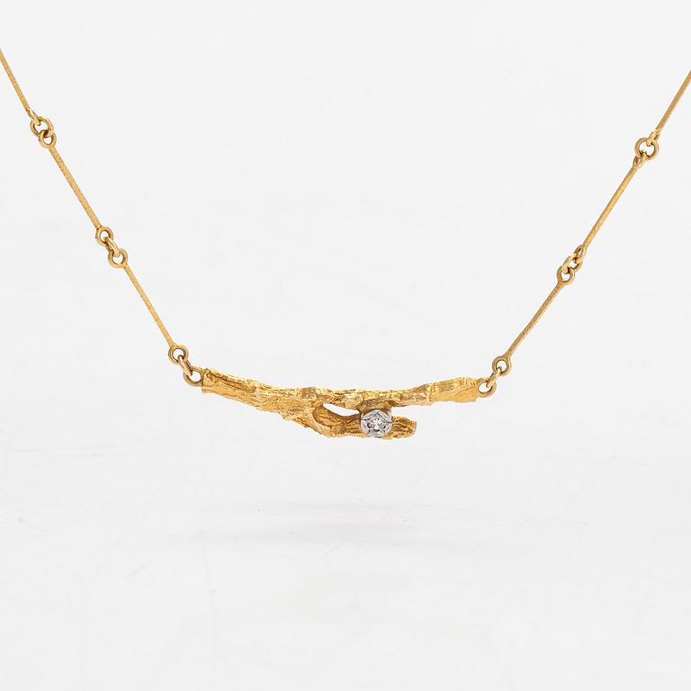 Björn Weckström, An 18K gold necklace "Diamondbud" with an eight-cut diamond ca 0.02 ct. Lapponia 1979.