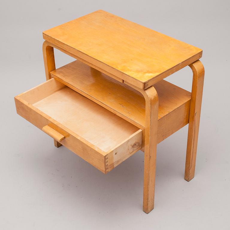 SIDOBORD, Alvar Aalto, Oy Huonekalu-ja Rakennustyötehdas AB för Artek, Finland 1940-tal.