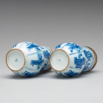 A pair of blue and white tankards, Qing dynasty, Kangxi (1662-1722).