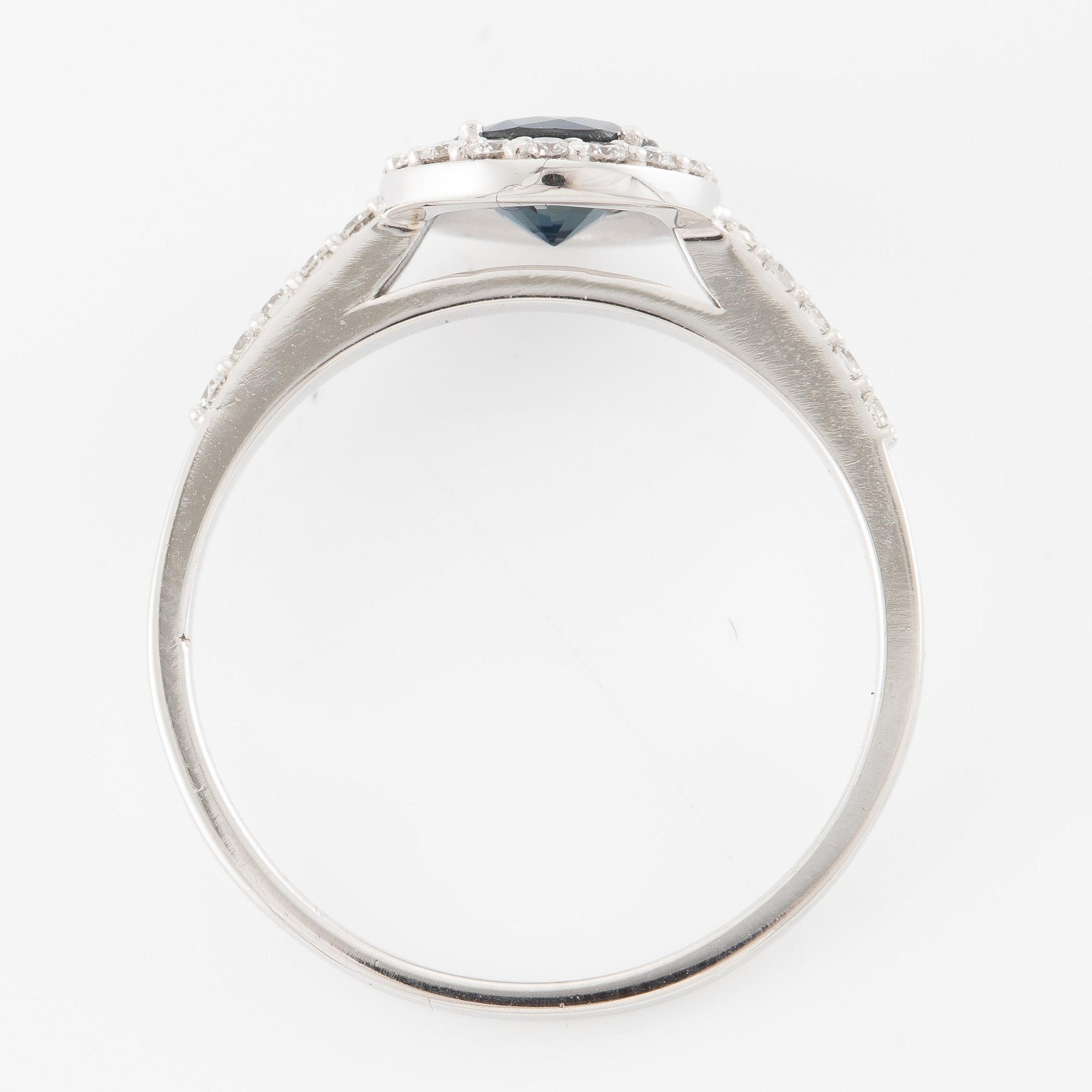 Ring in 14K white gold with a sapphire and brilliant-cut diamonds.