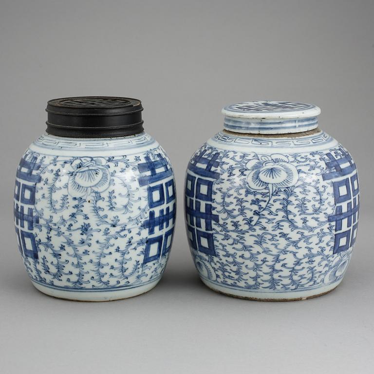 BOJANER MED LOCK, 2 stycken, porslin, Kina, 1800-tal.