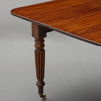 A Regency mahogany dining table, first part 19th century.