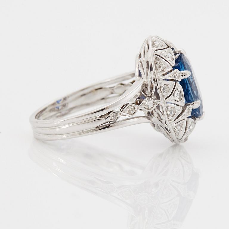 Ring 18K vitguld med en fasettslipad safir.