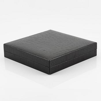 An 18K white gold necklace with round brilliant-cut diamonds.