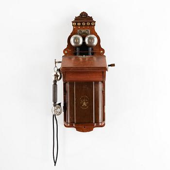 VÄGGTELEFON. LM Ericsson, omkring sekelskiftet 1900.