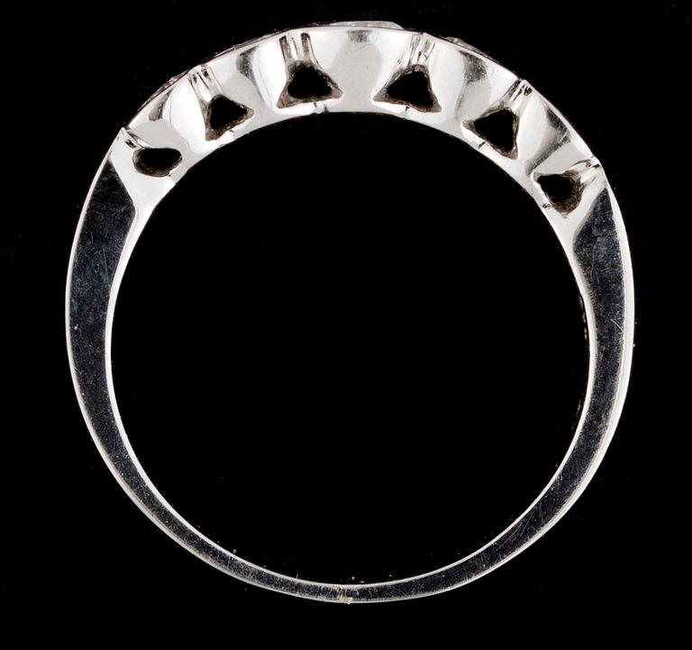RING, vitguld med diamanter, tot 0.45 ct.