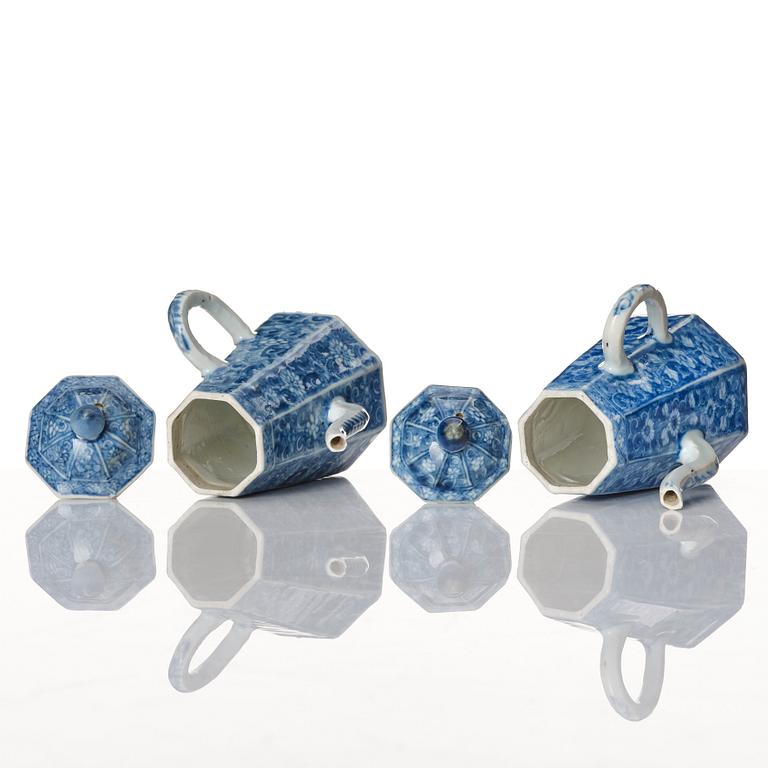 A pair of blue and white miniature porcelain pots with covers, Qing dynasty, Kangxi (1662-1722).