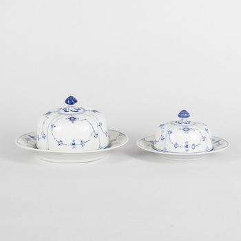 Smörterriner, två stycken, porslin, Royal Copenhagen, "Musselmalet", modell 4 respektive 5, 1898-1923 samt post 1923.