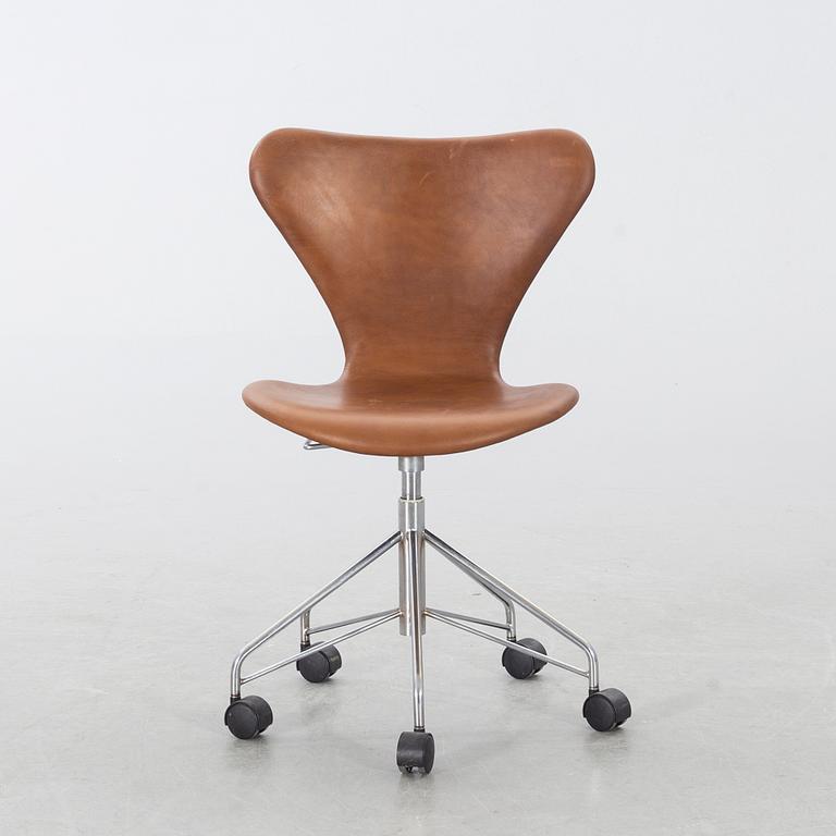 ARNE JACOBSEN, skrivbordsstol, "Sjuan", Fritz Hansen, Danmark.