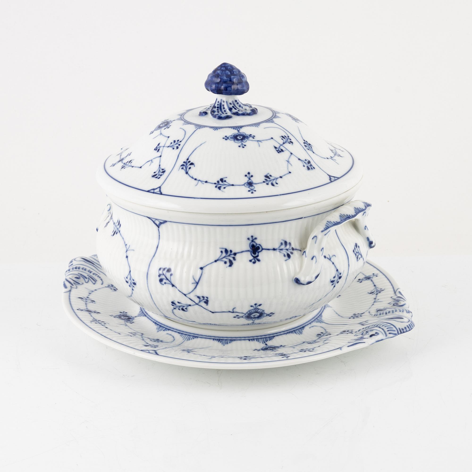 Royal Copenhagen, soppterrin med lock och fat, porslin, "Musselmalet", Danmark, 1889-1922.