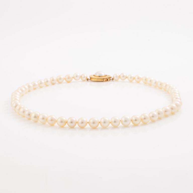 Necklace of cultured pearls with a cultured mabé pearl clasp in 18K gold.