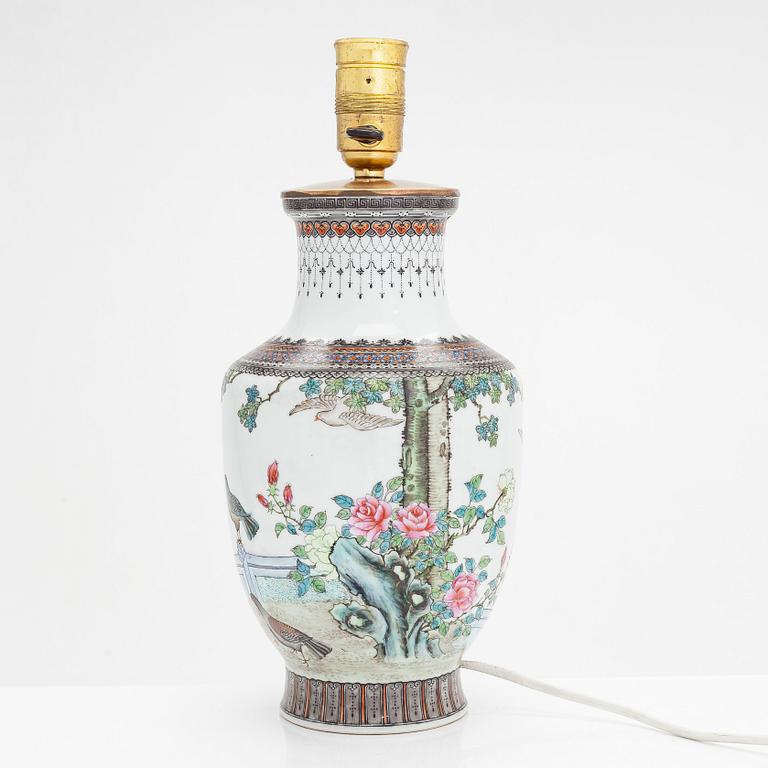 Urna/Bordslampa, porslin, Kina, 1900-tal.