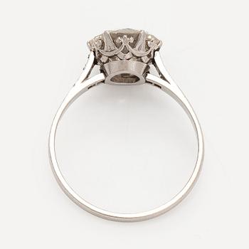 A platinum ring, with a brilliant- and single-cut diamonds, Stockholm 1935.