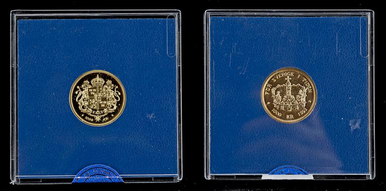 JUBILEUMSMYNT 1000 KR, 2 st, guld, "Drottning Silvia" resp "Sveriges Konung i 20 år", 1993. Totalvikt ca 11,6 gram.