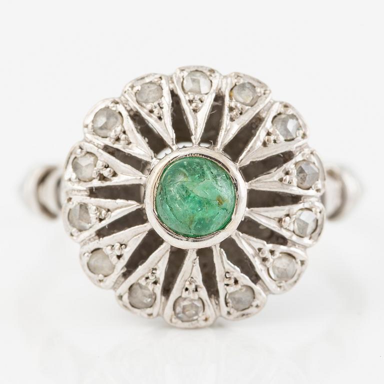 Ring 18 vitguld med en cabochonslipad smaragd och rosenslipade diamanter.