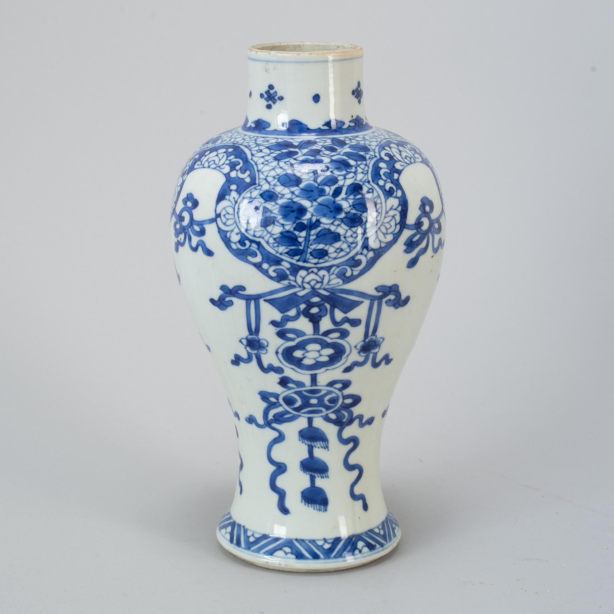 A blue and white vase, Qing dynasty, Kangxi (1662-1722).