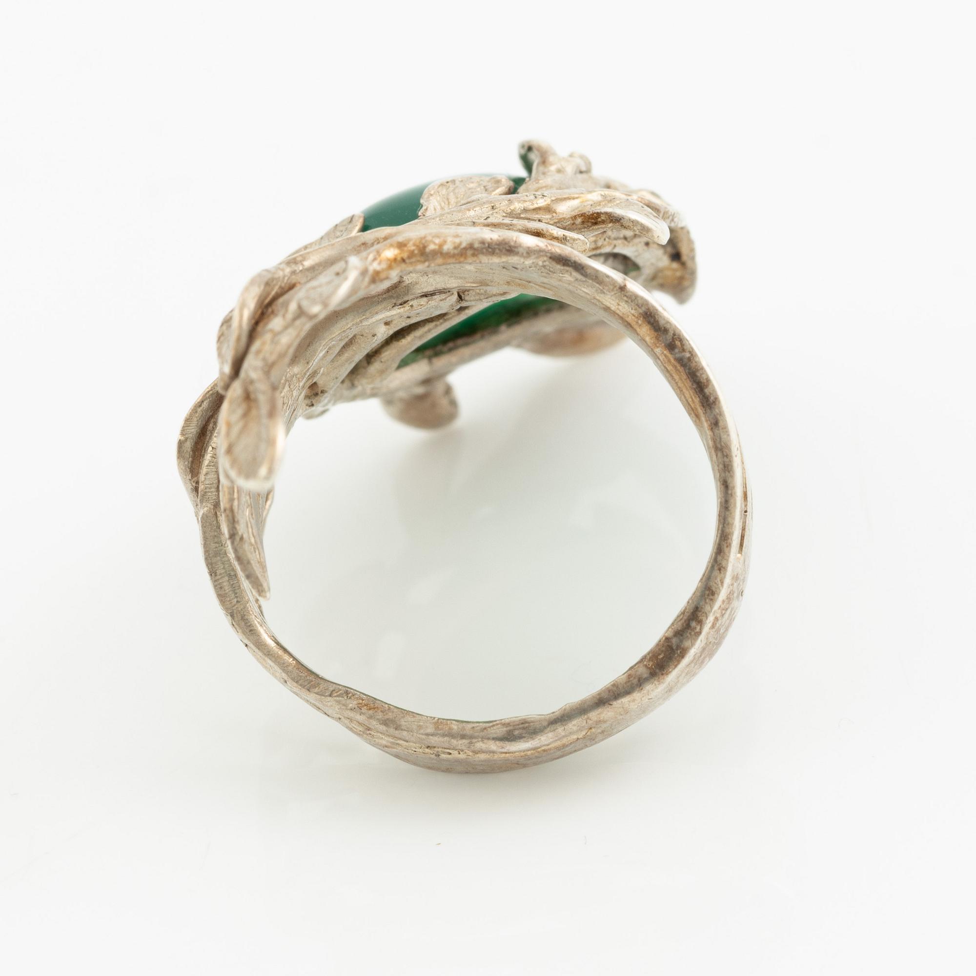 Ring, Minowa, sterlingsilver med cabochonslipad  grön sten.