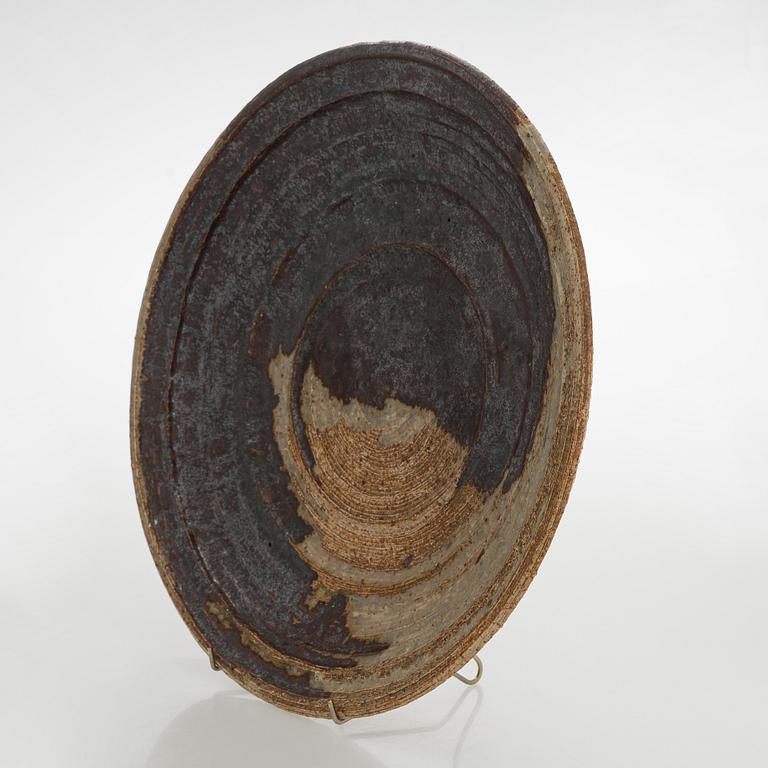 Annikki Hovisaari, skålfat, chamotterat stengods, signerad AH Arabia.