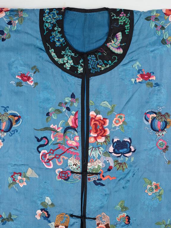 JACKA samt ROCK, broderat siden. Kina, 1900-talets första hälft.