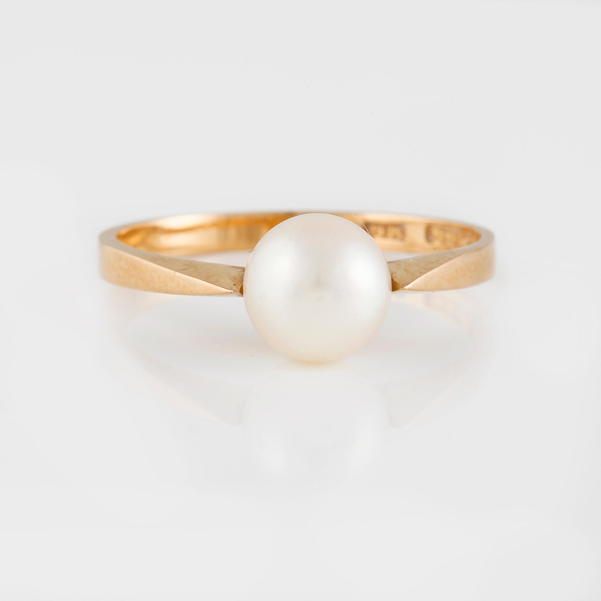 RING, 18K guld med odlad pärla, Bengt Hallberg, Köping, 1962. Vikt 1,8 gram.
