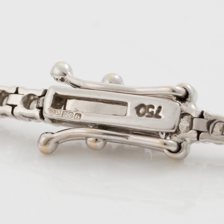 Tennis bracelet 18K white gold with round brilliant-cut diamonds.
